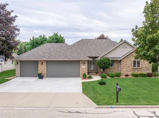 109 Oakridge Ct, Combined Locks, WI 54113