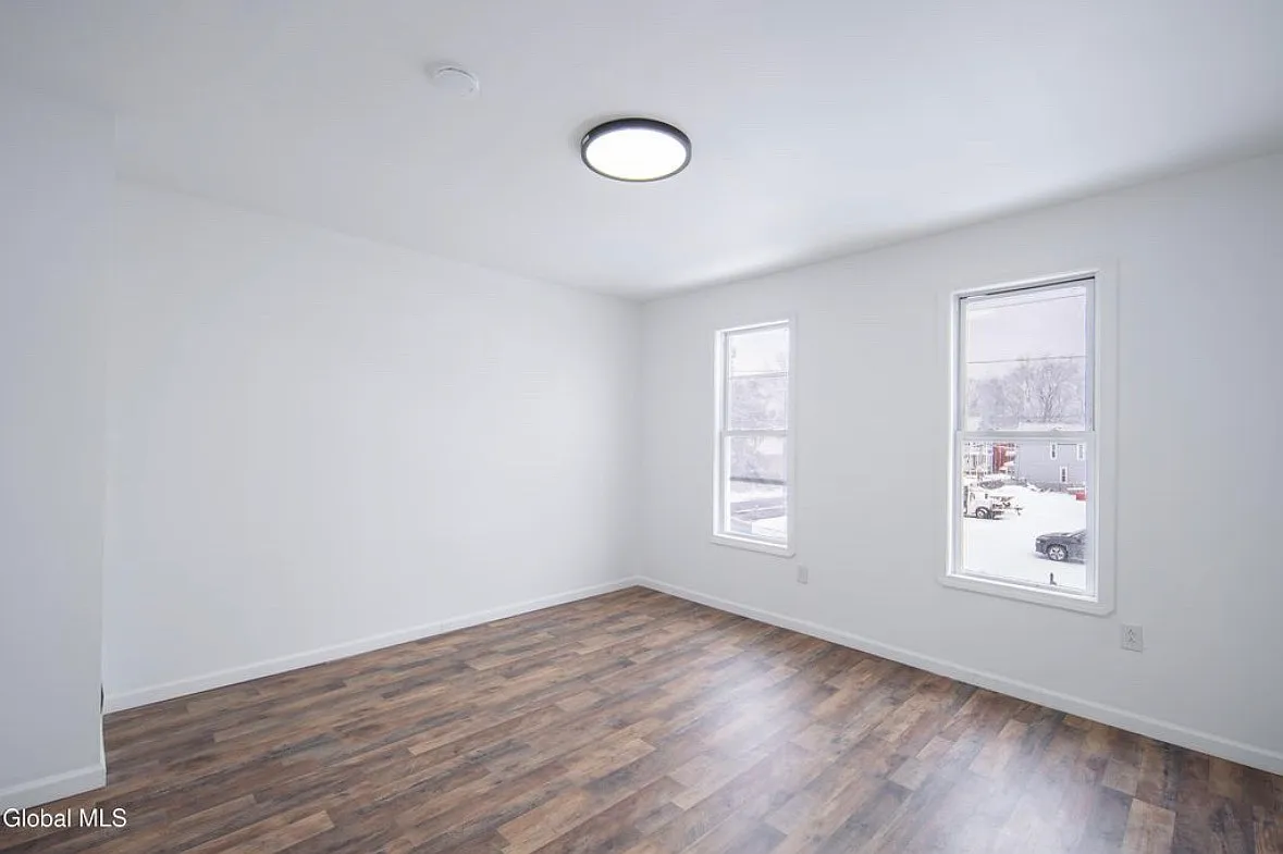 2 bed, 1600 sqft, $1,300 — Photo 2