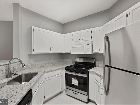 Updated kitchen. The dishwasher has been upgraded since this picture as well.