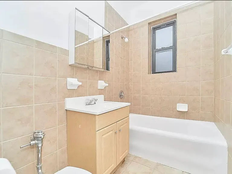 221 E 5th St #3 — Photo 8