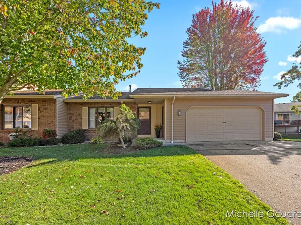 6655 Leisure Way Dr SE, Caledonia, MI 49316