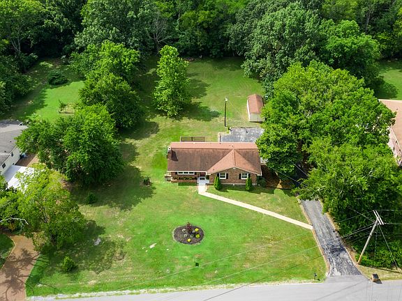 2nd image of 901 Fairoaks Dr