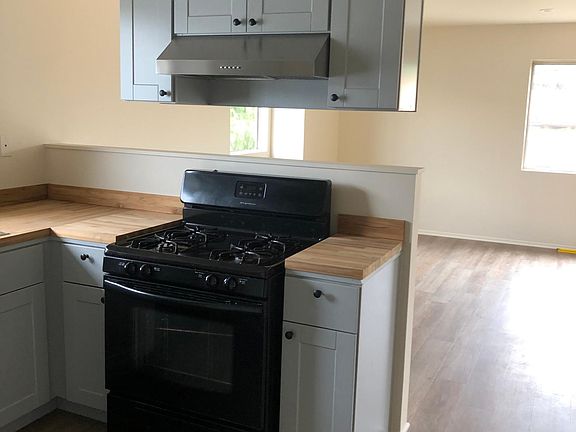 3rd image of 2230 De La Vina St