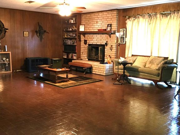 3rd image of 26 W Elmwood Dr