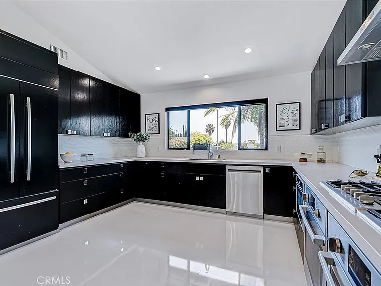 832 N Oceanbluff Ave — Photo 10