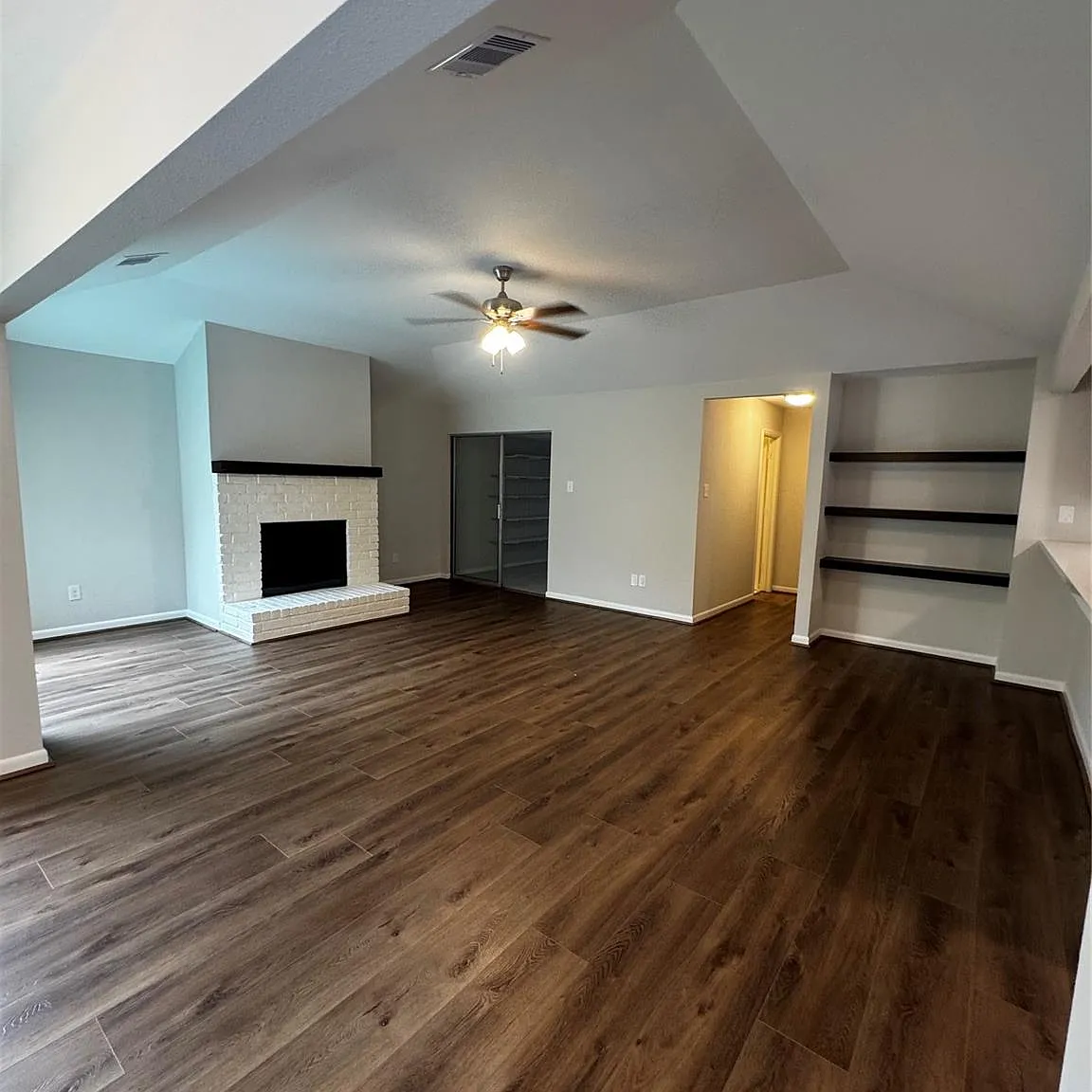 3 bed, 2.0 bath, 1959 sqft, $2,000 — Photo 3