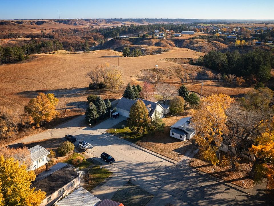 724 N Hall St, Valentine, NE 69201 Zillow