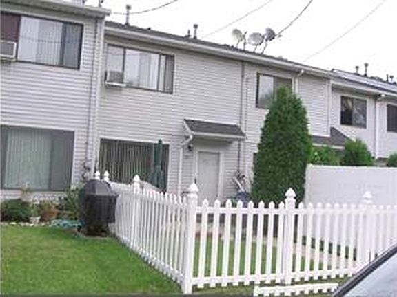 2nd image of 221 Pierce St