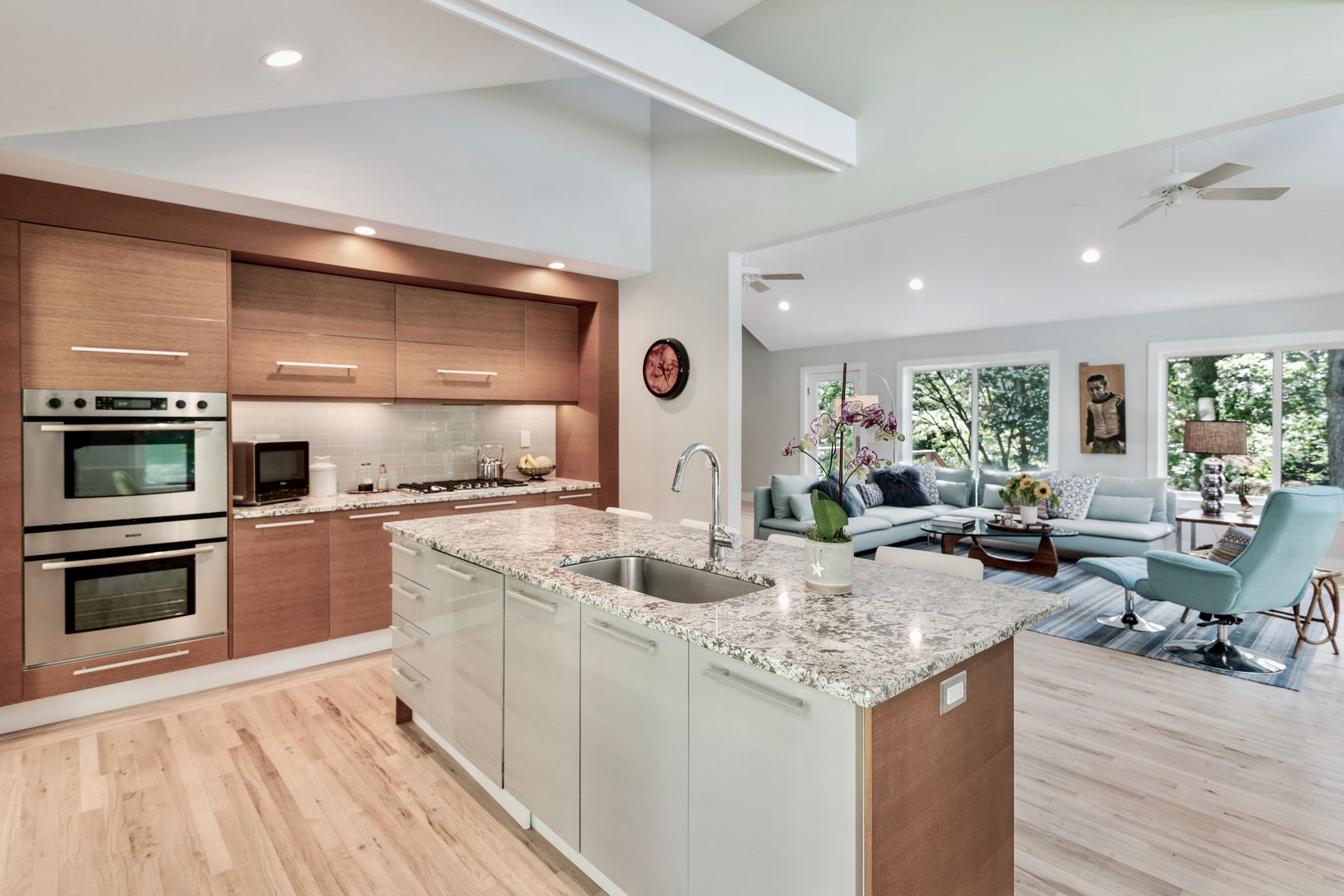  Fabulous kitchen details and convenient dining counter.