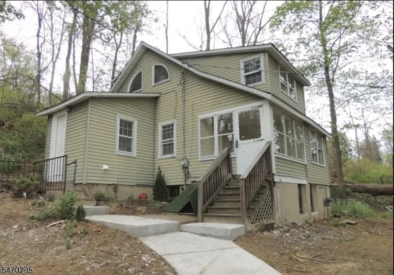 2 bed, 1.0 bath, $2,500 — Photo 1