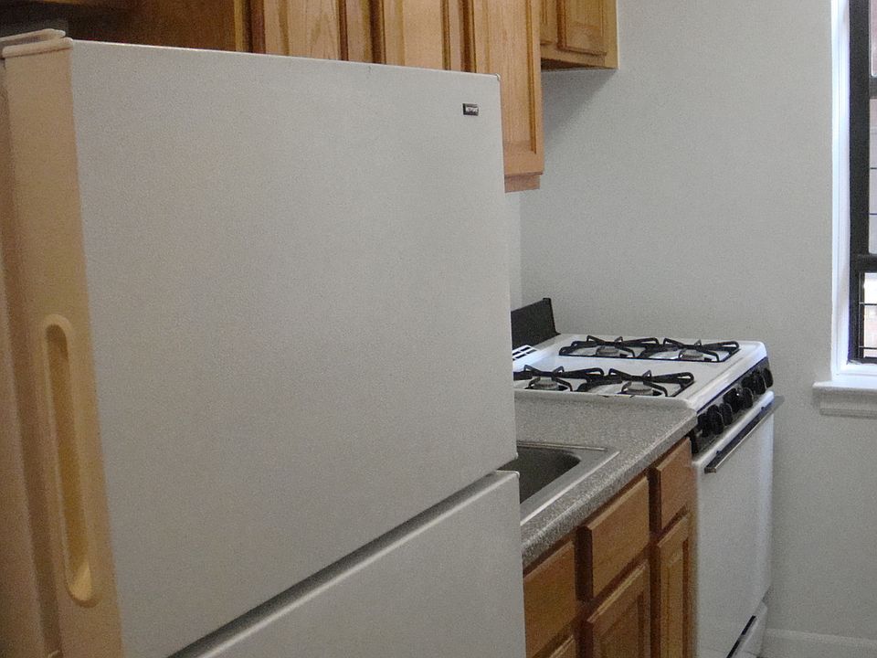 2nd image of 2861 Bainbridge Ave APT 1G