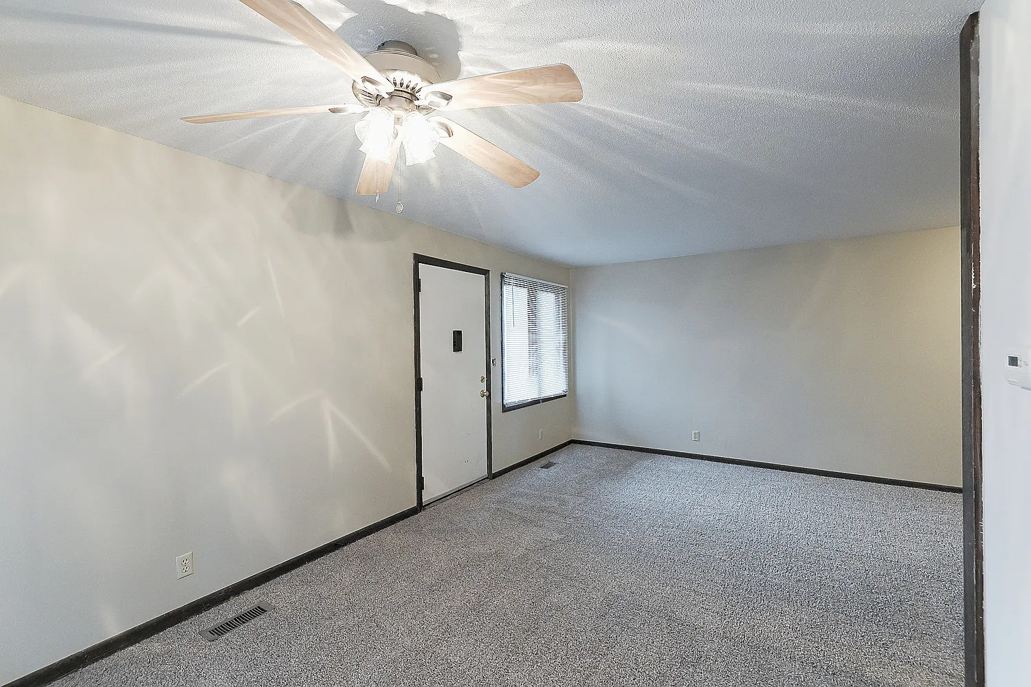 2 bed, 920 sqft, $829 — Photo 2