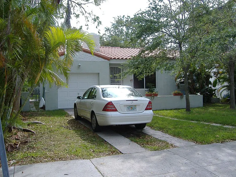 335 SW 27th Rd — Photo 1