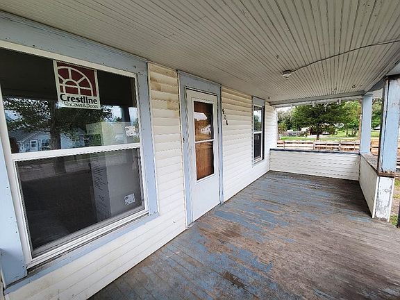 3rd image of 908 E 9th St