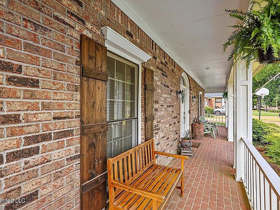 5th image of 439 Woodlands Cir