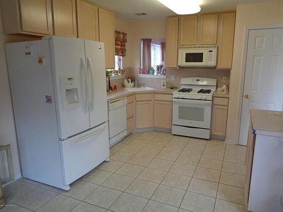 5th image of 31 Pine Hollow Ln