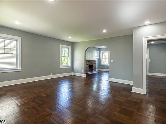 4th image of 387 Essex Ave