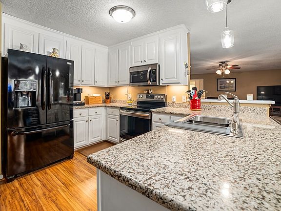 5th image of 1110 Thornton Rd