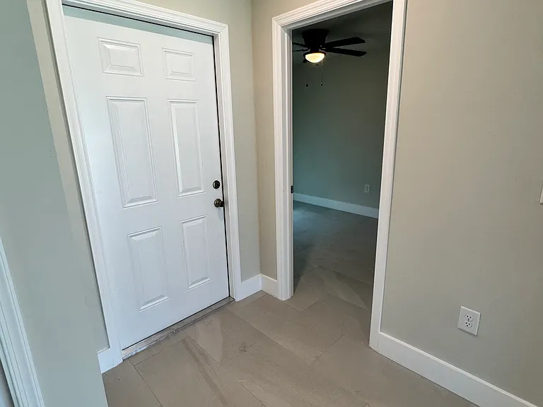 736 Gilbert Ave S — Photo 15