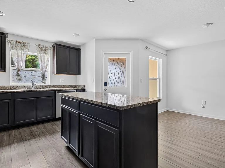 1564 Wynford Cir — Photo 13