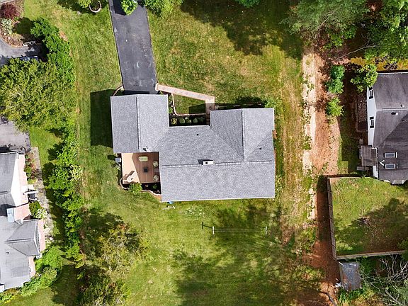 3rd image of 120 Maxwell Dr