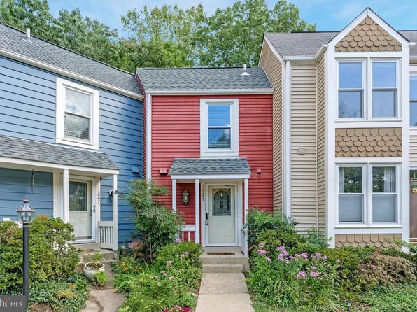 11269 Silentwood Ln, Reston, VA 20191