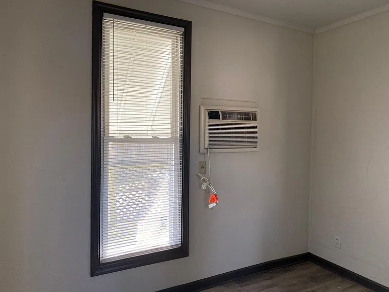1424 E Broadway St — Photo 6