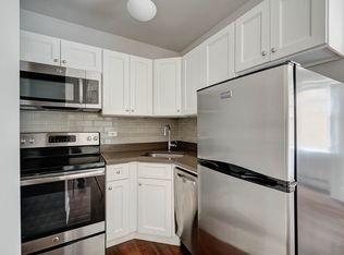 818 W Lakeside Pl #303, Chicago, IL 60640