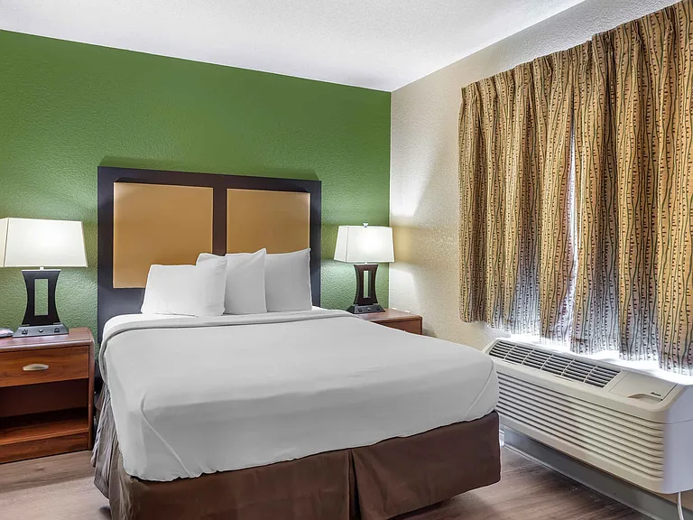 Deluxe Studio - 1 Queen Bed