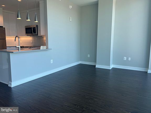 4th image of 1919-21 Market St #2309