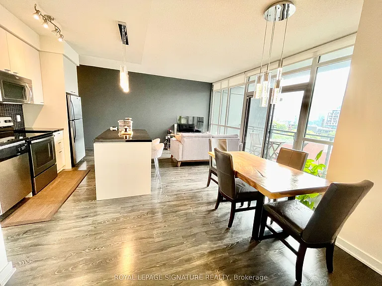 775 King St W #713 — Photo 5