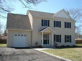 18 Henry St, Centereach, NY 11720