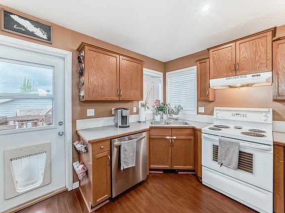 5th image of 210 Uplands Blvd N