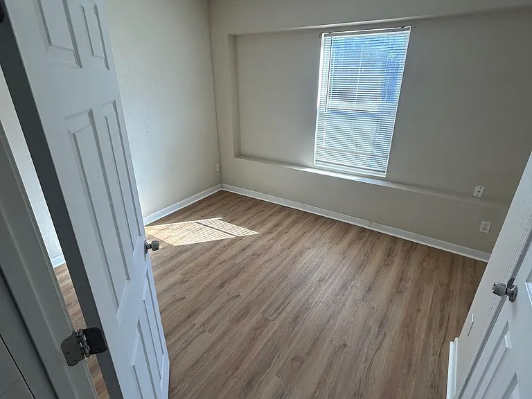 2912 E Linwood Blvd #1E — Photo 7