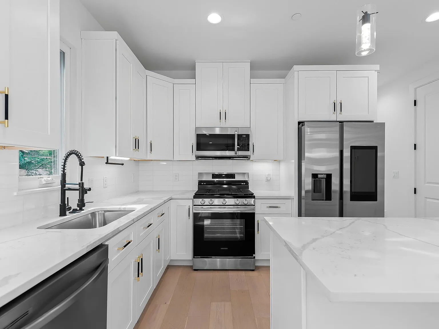 2 bed, 2.5 bath, 1100 sqft, $2,300 — Photo 3