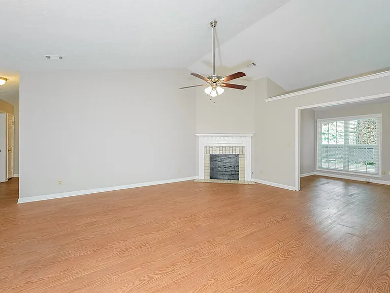 750 Paris Dr — Photo 3