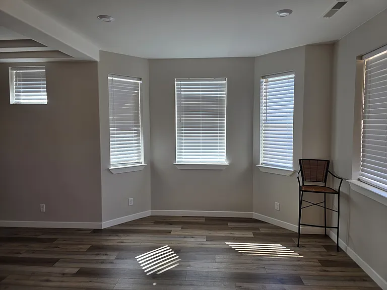 901 N Pleasant Valley Ln — Photo 5
