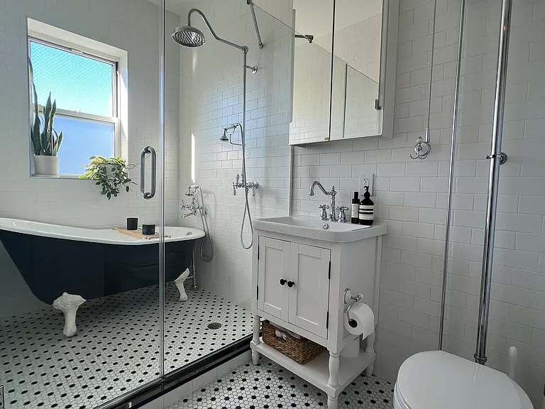 43 Meserole St #4B — Photo 12