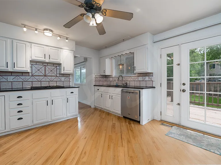 565 Wycliffe Dr — Photo 10