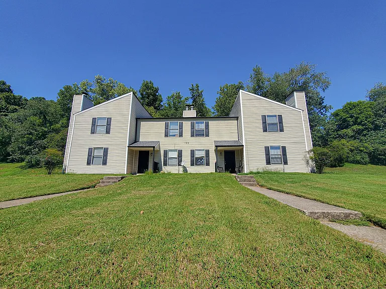 105 Kingsbury Ct — Photo 1