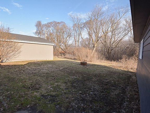 4th image of 633 23rd St NE