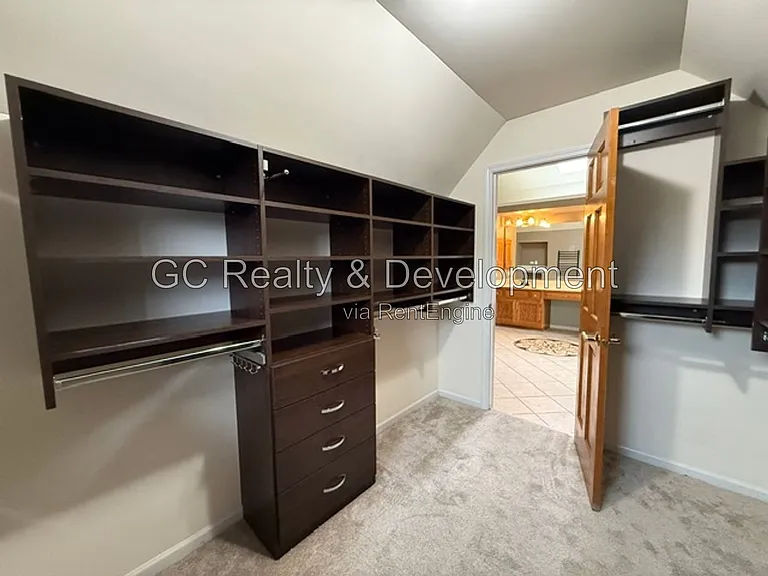 882 Clarendon Ln — Photo 32