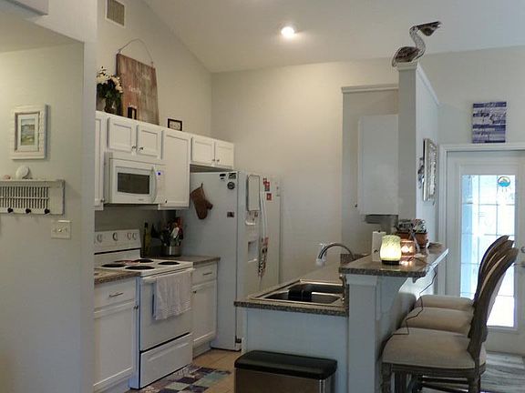 4th image of 132 Pecan Harbor St