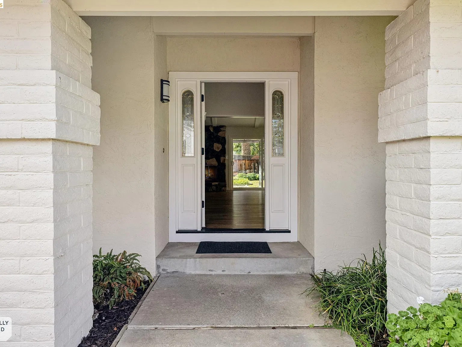 3 bed, 2.0 bath, 1928 sqft, $5,850 — Photo 4