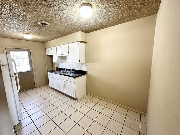 4th image of 93 Pine Ave #1