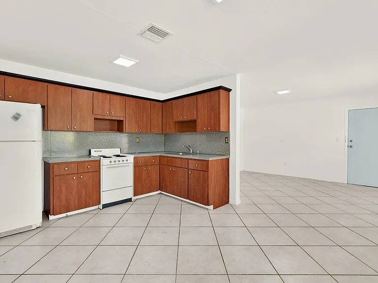 340 Madeira Ave #5 — Photo 3