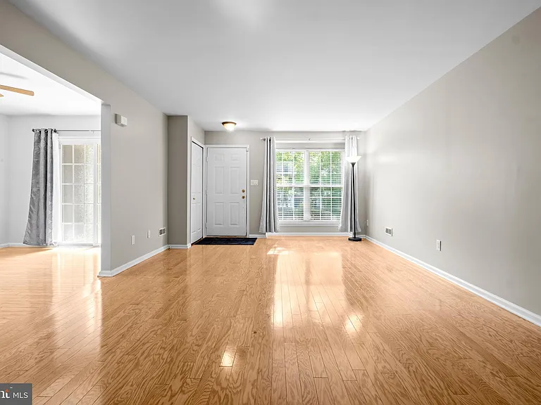3906 Grenwich Ln — Photo 4