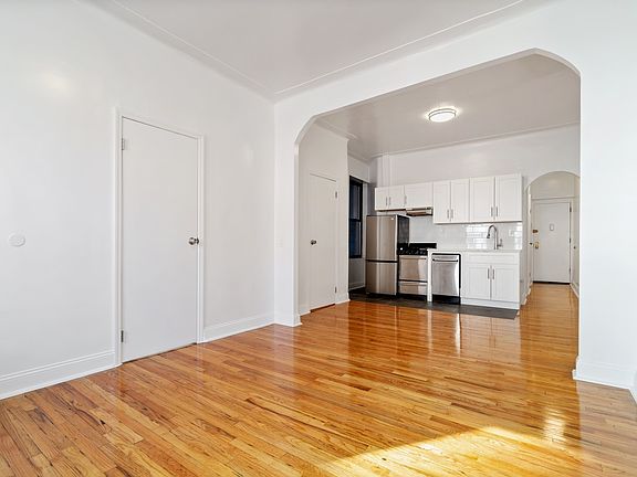 3rd image of 160 Waverly Pl APT 19