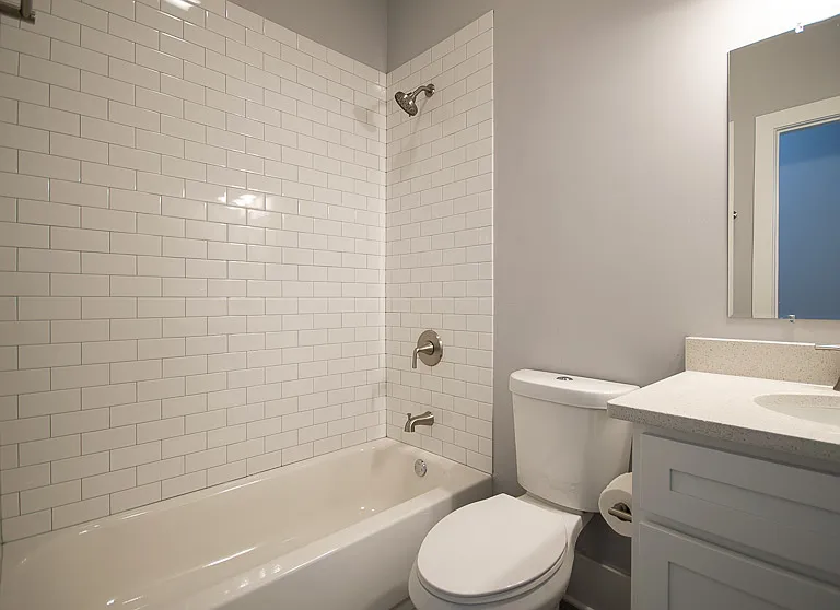 1044 W 18th St #3R — Photo 4
