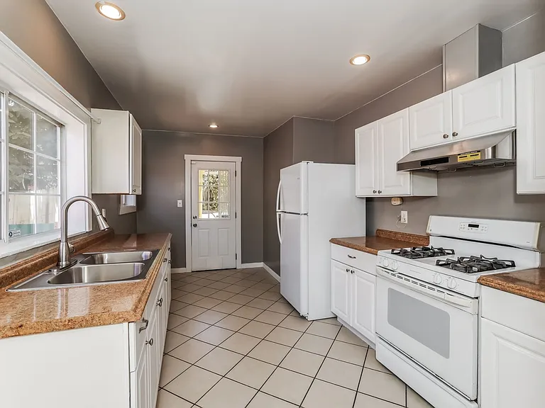 4692 Congress Ave — Photo 10